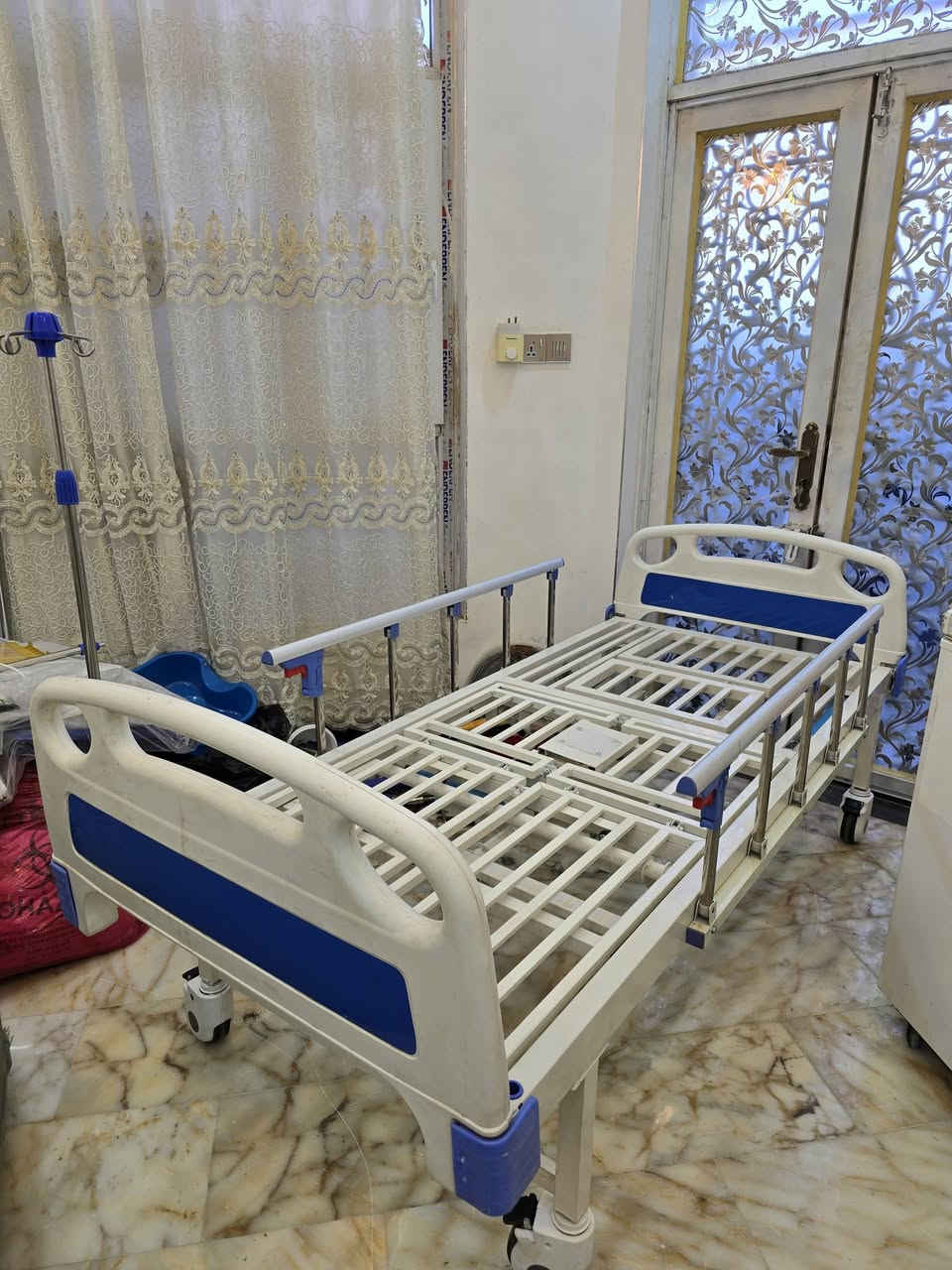 للبيع سريرطبي خمسة حركات بحالة جديده  مع حمالة مغذي مع فراش طبي قلاب يمين ويسار يصبح كرسي بسعر ٣٠٠ الف توجد سياره توصلكم للبيت بأجره ***********

