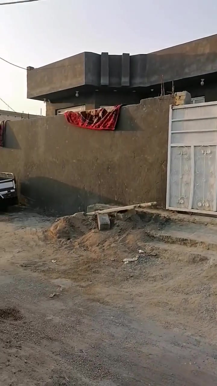 جمعه مباركه على الجميع.. دار سكن زراعي قانون ٢٥ مساحته ٣٠٠ م قرب البوابه تبعد ٥٠ م عن الصيني مقابيل مدرسه المبادئ البناء طابوق والسقف صب كونكريت والرباط صب كونكريت ٣ غرفه نوم وصاله ومطبخ واستقبال وصحيات داخليه وخارجيه كما هو موضح في الصور والفيديو أدناه للاستفسار مراجعه مكتب القريني للعقار الجمعيه بالقرب من السايدين *********** او ***********
