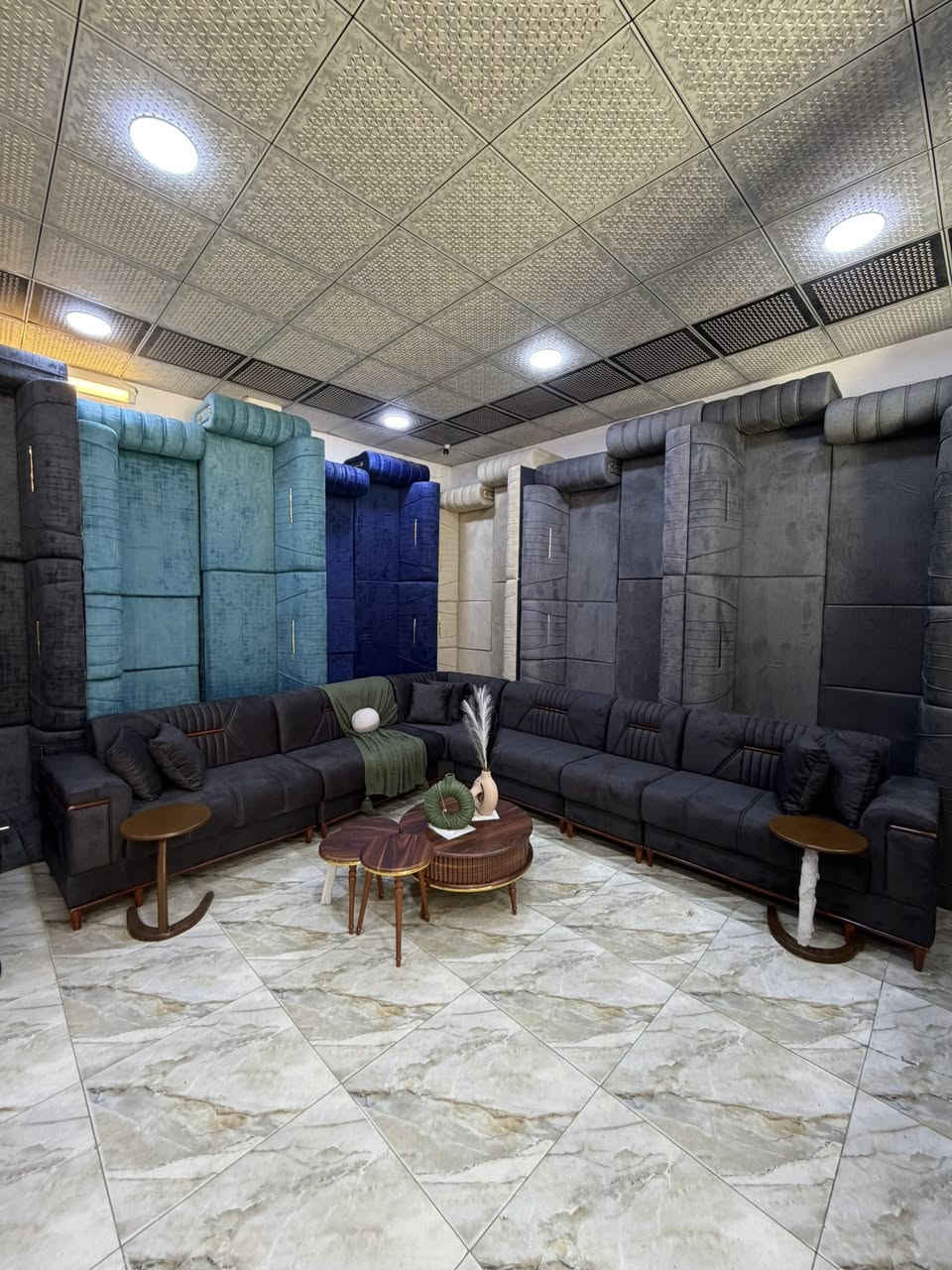 ديوان 10 مقاعد 
قياس 7 متر بي زاويه و3 جوكر تتحكم بالقياسات التناسبك 
جديد بي 4 الوان 
للحجز ***********
***********
