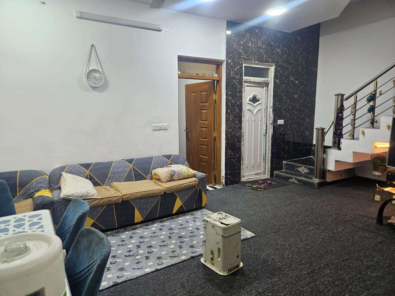 بيت مساحة ١٤٢ونص واجهة ٧او نص نزال١٩ سويب قرب السيدين بناء درجة اولة سنة لبناء ٢٠٢٣عدد الغرف ٤ مدخلين صالة ومطبخ حولي جبير خدمات فوك جوة جاهز للسكن 
الاستفسار الاتصال *********** مكتب الأمير
