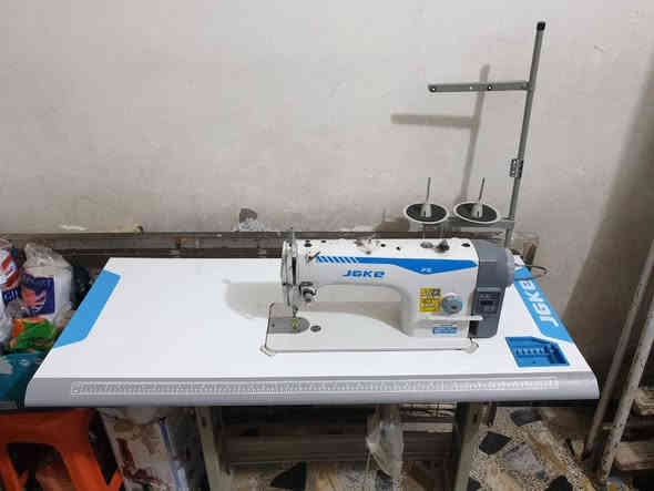 السلام عليكم متوفر مكينة  خياطه صناعيه حديثه جديده غير مستعمله نوع JGKE . F5 اصليه والوصل مالها موجود  مع ميزه وادواتها الاحتياطيه اغراضها كامله ما عوزهه شي  السعر 280 وبيه مجال بسيط مكاني ناصريه مركز للتواصل الاتصال عله هاذه الرقم او المراسله عله الواتساب ‏‪***********‬‏
