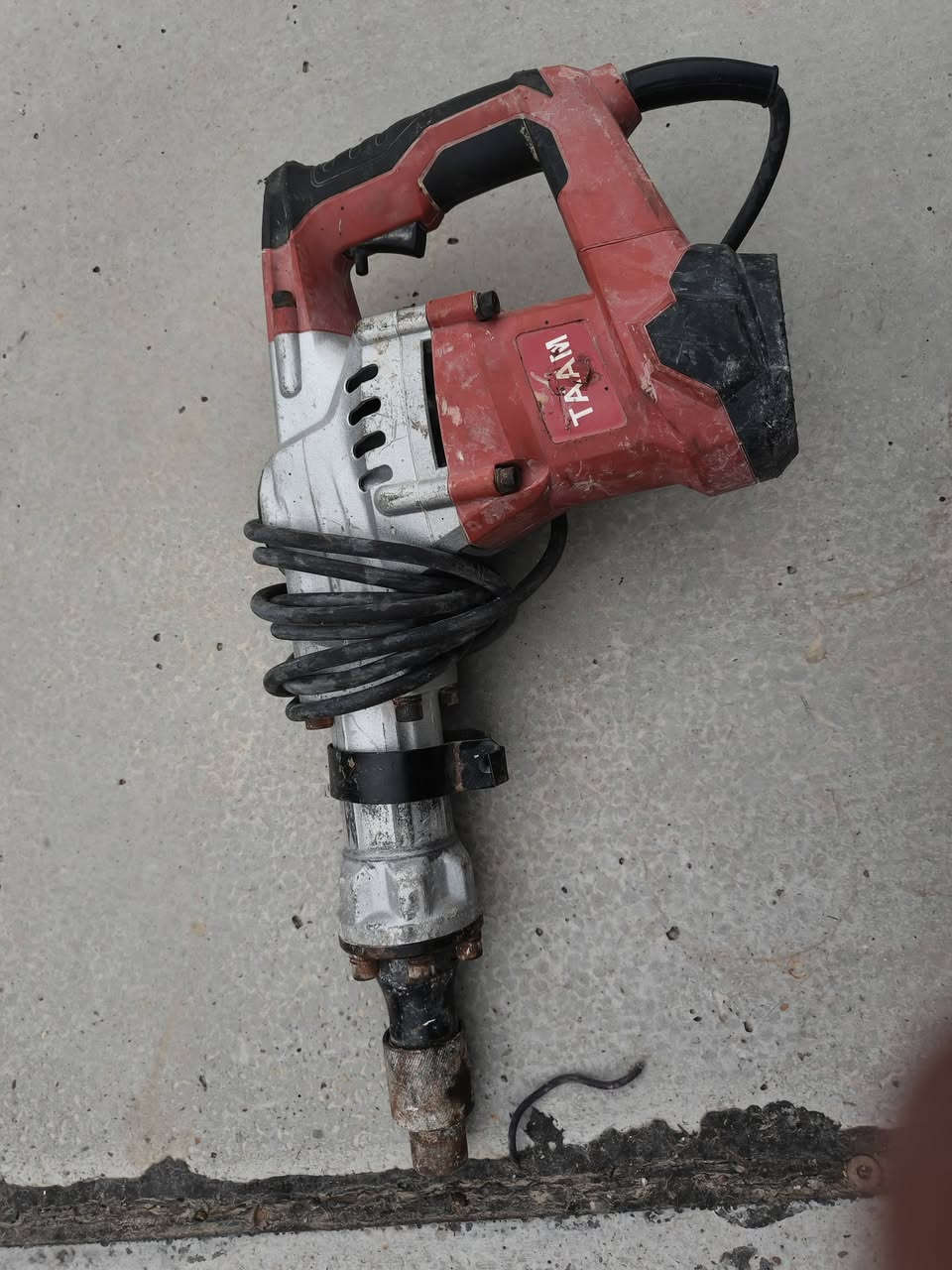 السلام عليكم عده للبيع 
دريل تكشير ٧٥
دريل فر همر ٥٠
كوسره ٤٥ 
استفسار ***********واتساب موجود عنوان بغداد
