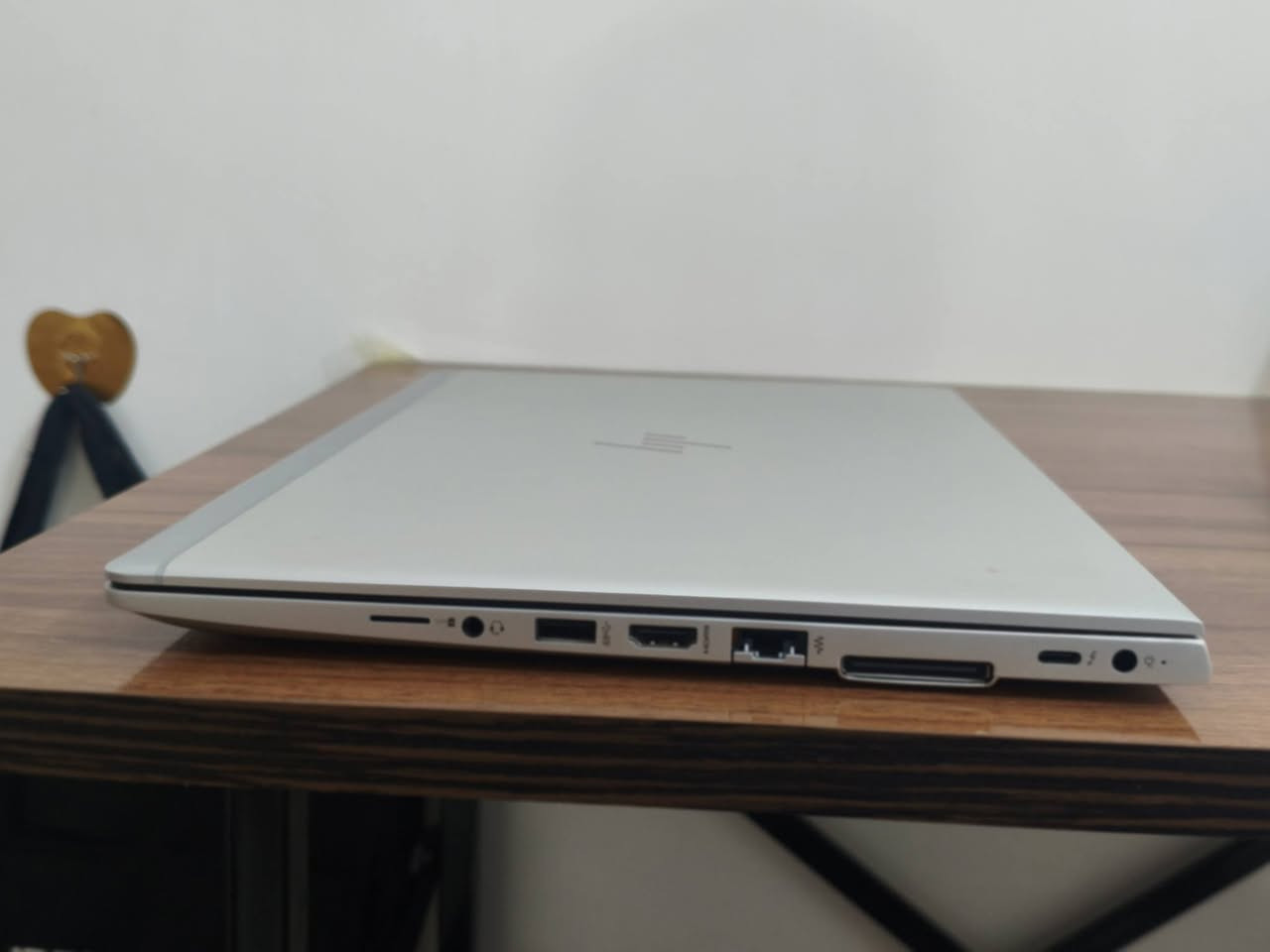 سلام عليكم ورحمه الله وبركاته
HP EliteBook 840 G5Business نظافة ٩٠٪
1 : المعالج (CPU): Intel Core i5-8th Gen (الجيل الثامن) بـ 4 أنوية؛ أداء قوي ومستقر للمهام الهندسية والمكتبية.
2 : الهيكل والتصميم: مصنوع من الألمنيوم بالكامل يجمع بين الفخامة، المتانة العالية، والوزن الخفيف (1.48 كجم) لسهولة التنقل.
3 : الشاشة (Display): قياس 14 بوصة بدقة Full HD بتقنية IPS؛ ألوان دقيقة وزوايا رؤية واسعة مريحة للعين.
4 : الذاكرة العشوائية (RAM): من نوع DDR4؛ يحتوي الجهاز على فتحتين (2 Slots) قابلة للتطوير حتى 32 جيجابايت.
5 : التخزين (Storage): يدعم هاردات M.2 NVMe SSD فائقة السرعة؛ لضمان إقلاع النظام والبرامج في ثوانٍ معدودة.
6 : النظام الصوتي: تجربة صوتية سينمائية ونقية من شركة Bang & Olufsen العالمية.
7 : المنافذ (Ports): مزود بمنفذ Thunderbolt (USB-C) للشحن السريع ونقل البيانات، بالإضافة إلى HDMI ومنفذين USB 3.1.
8 : الأمان (Security): يحتوي على حساس بصمة إصبع (Fingerprint) وغطاء خصوصية يدوي للكاميرا (Privacy Shutter).
9 : لوحة المفاتيح: كيبورد عربي/إنجليزي مضيء (Backlit) ومقاوم لانسكاب السوائل.
10: البطارية: تدعم تقنية الشحن السريع (Fast Charge) لشحن 50% من البطارية في وقت قياسي.


**إذا كنت صاحب هذا الإعلان وتريد حذفه لأي سبب، رجاءا أرسل رسالة إلى الدعم الفني**