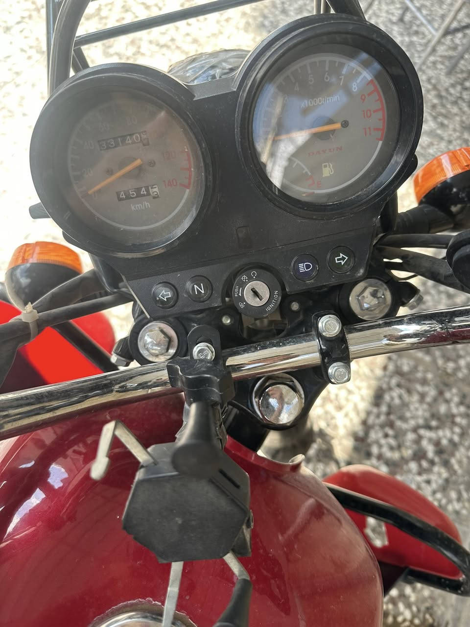 دايون جبلي رقم بغداد باسمي ماشي ٣٣ الف اخت الزيرو مكفولة كفالة عامة محركها 200 بيها GPS تتبع الدراجة رايدها ب مليونين و ٦٥٠ وبيها مجال قليل 
مكاني بغداد البياع الشراي يراسلني على الواتساب ***********
