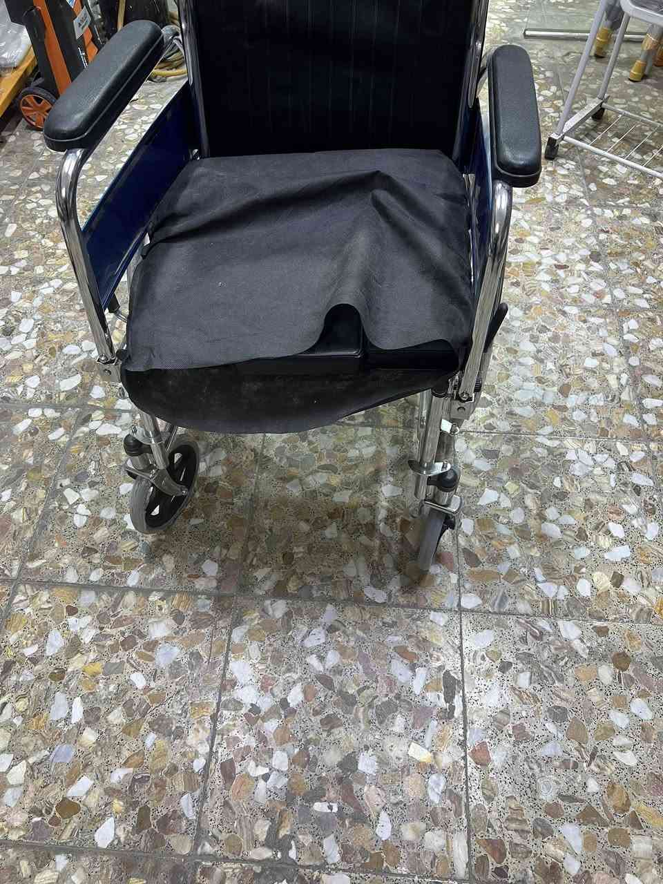 سلام عليكم عربانه لذوي احتياجات الخاصه تستعمل شارع وتستخدم داخل البيت (عربانه حمام) تستحمل وزن ١٥٠ كيلو 
عنون بغداد حي العلام مجاور مجمع علاء رقم ***********

يوجد خدمت توصيل كافت محافضات العراق🚚
