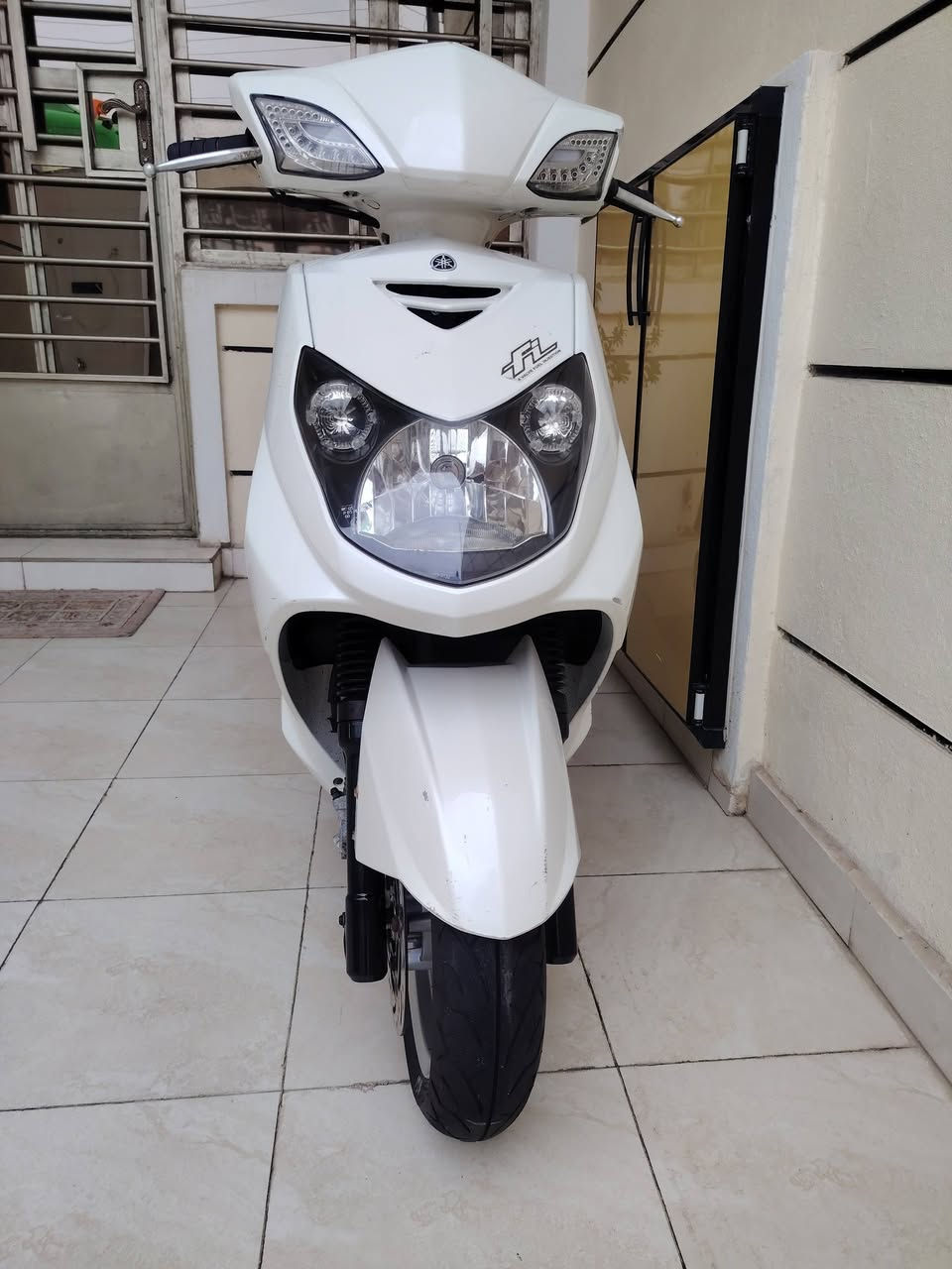 السلام عليكم
اخي ما تشتري لا تواعد ما تجي.
دراجة رنبة. مو مال شارع.،؟؟؟ 
سكنس فحل. نوزل
مديل 2009
ابيض صدفي
بكلايت وشاير كرستال
مكاني. بغداد.
 شراي
 يتصل ***********
