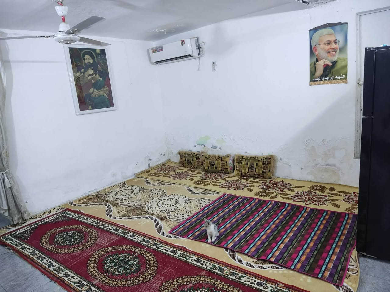 بيت للبيع مساحة 200 متر بمنتصف الديوانية على شارع رئيسي بين شارع بريد التحدي وشارع سالم في حي الزراعيين  الثانية مقابل جامع اهل البيت على الشارع التبليط وحالياً المنطقة كذلك قيد الاعمار واعادة التنمية بناء عگادة والأرضية بورسلين مطعم مرمر يحتوي الطابق الاول على 3 غرف + صالة كبيرة + مطبخ + استقبال+ صحيات خارجية وداخلية + طارمة كبيرة وگراج + حديقة والطابق الثاني يحتوي على غرفة وصالة وصحيات + سطح كبير ...البيت صالح للسكن


**إذا كنت صاحب هذا الإعلان وتريد حذفه لأي سبب، رجاءا أرسل رسالة إلى الدعم الفني**