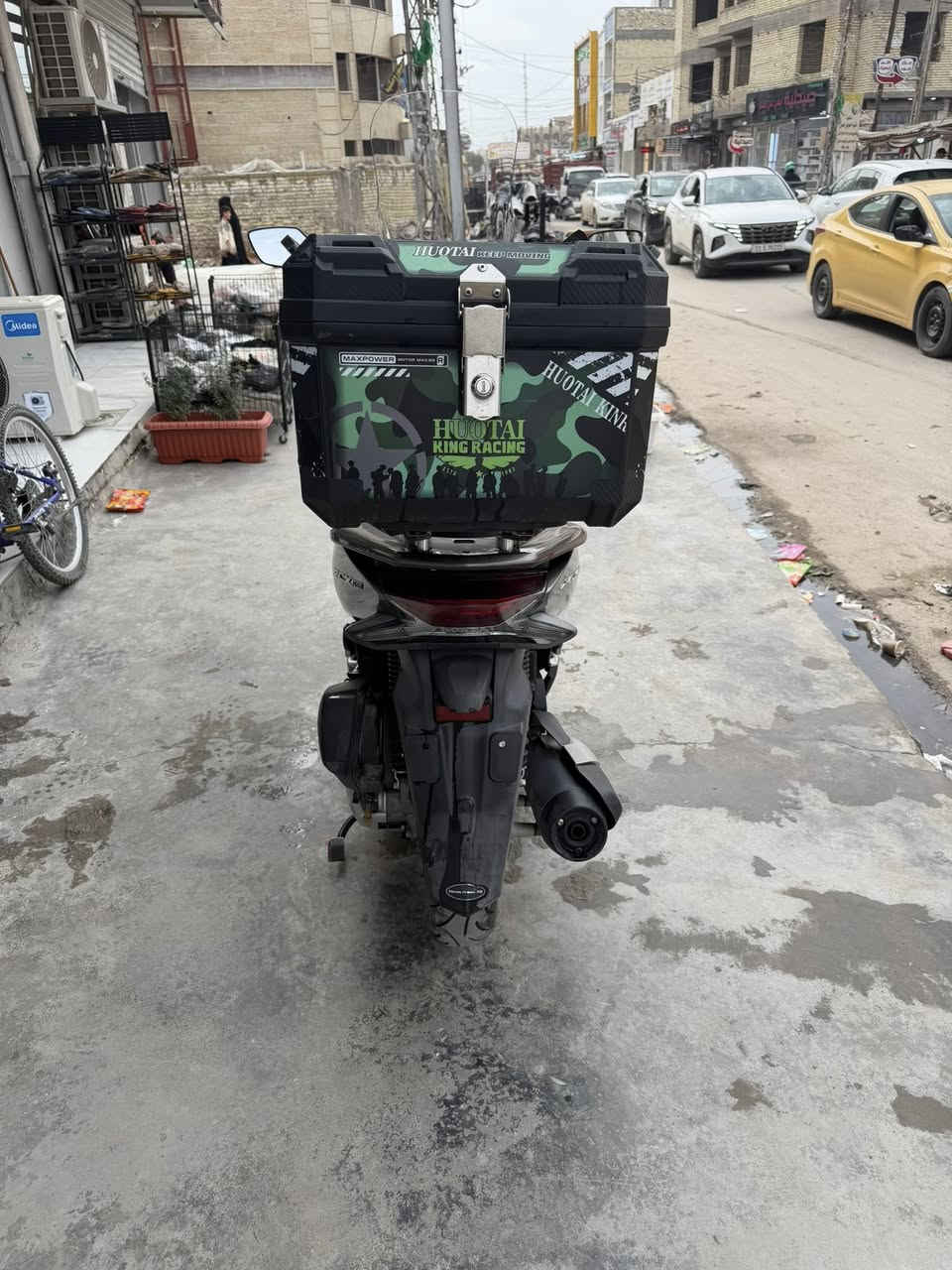 PCX 150 جيل ثالث ياباني 🇯🇵
الي يعرف الـ PCX يعرف شنو معناها… راحة + قوة + صرفية قليلة

الدراجة مو مجرد شكل، وصور وصول المزاد مال اليابان موجود هم
هذي مضمونة استخدام ونظافة حقيقية

✔️ محرك 150cc ناعم جداً (يمشي بدون أي صوت أو رجّة)
✔️ ما بيها ولا فلس صرف – جاهزة 
✔️ اقتصادية جداً بالبنزين (تريحك من المصروف اليومي)
✔️ مريحة كلش للدوام والمشاوير الطويلة
✔️ بيها زجاج أمامي تحميك من الهوا
✔️ بوكس خلفي جاهز (مفيد للشغل أو التوصيل)
✔️ دراجه بيها نظام ABS 
✔️ نظام التوقف في الازدحام
✔️ بصمات عدد 2
الدراجة مفحوصة ومجربة
وتكدر تفحصها بأي مكان تحبه، واني واثق منها

💰 السعر: 21 ورقة
وسعرها بصراحة أقل من وضعها
(السعر بي مجال للشراي فقط)

⚠️ ملاحظة:
الي يدور على دراجة نظيفة ويرتاح منها فترة طويلة،
هاي فرصته… لأن بهيج نظافة وبهيج سعر ما تبقى هواي

📍 المكان: [بغداد الوشاش]
📞 ***********
واتساب فقط
