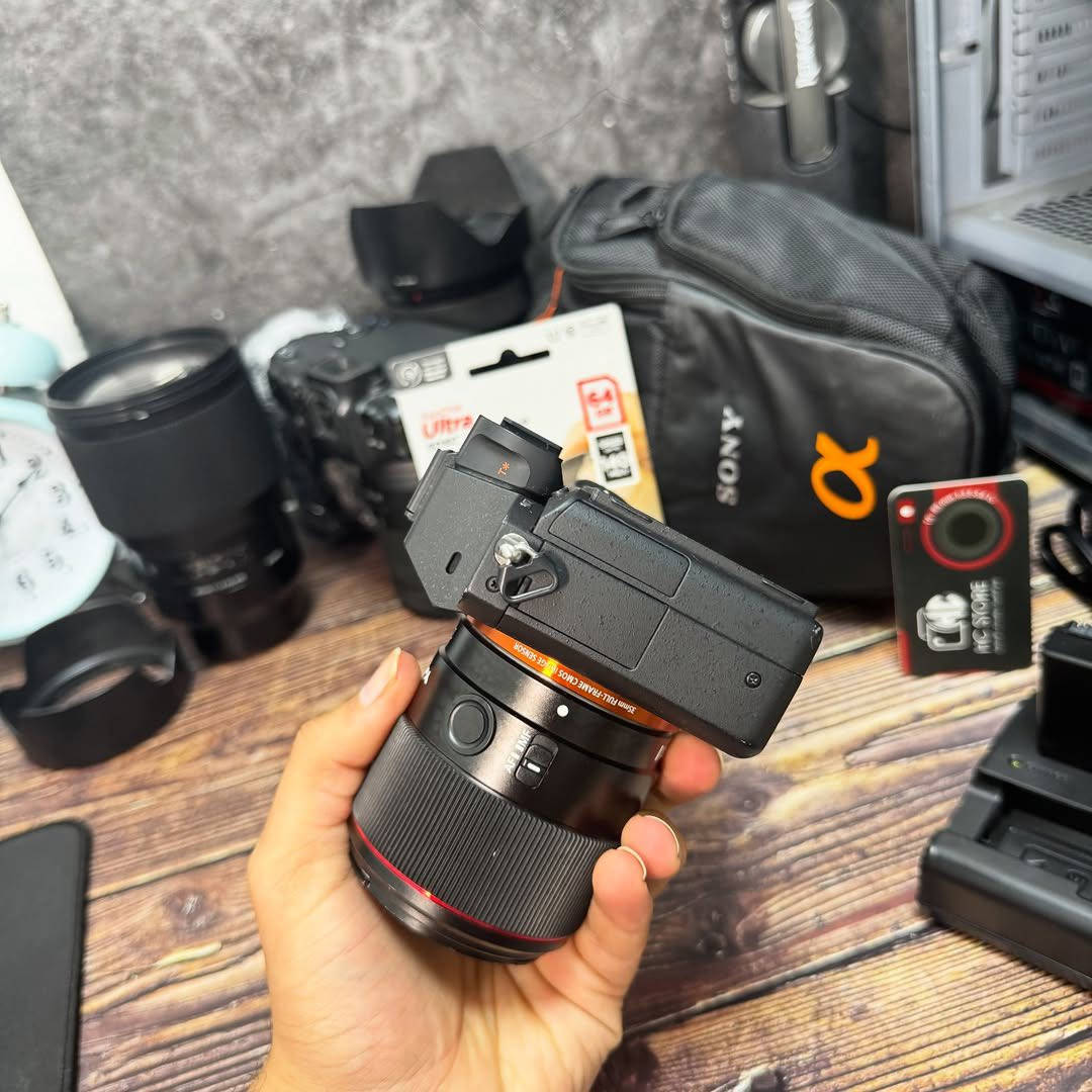 📸 Sony A7R II + عدسة 35mm F2
• كامرة سوني ألفا 7R مارك 2 مع عدسة 35mm فتحة F2
• ⁠مع عدسه 28-70
• كامرة فل فريم Full Frame بدقة عالية 42.4MP 🔥
• شتر فقط 2K يعني شبه جديدة ✅
• نظام فوكس سريع مع 5-Axis Stabilization لتثبيت الصورة
• تصوير فيديو 4K UHD بجودة ممتازة 🎥

🔹 العدسة 35mm F2:
• فتحة واسعة F2 تعطيك عزل و بوكيه جميل جداً
• مناسبة للبورتريه، التصوير اليومي، السفر و الشارع
• أداء عالي حتى بالإضاءة الضعيفة 🌙

📦 الملحقات:
– جنطة أصلية
– شاحنة
– حزام و بطارية بلادي
–

🚚 توصيل متوفر

للاستفسار أو الحجز يرجى المراسلة عالخاص وتساب***********سبب البيع لدي مريض
