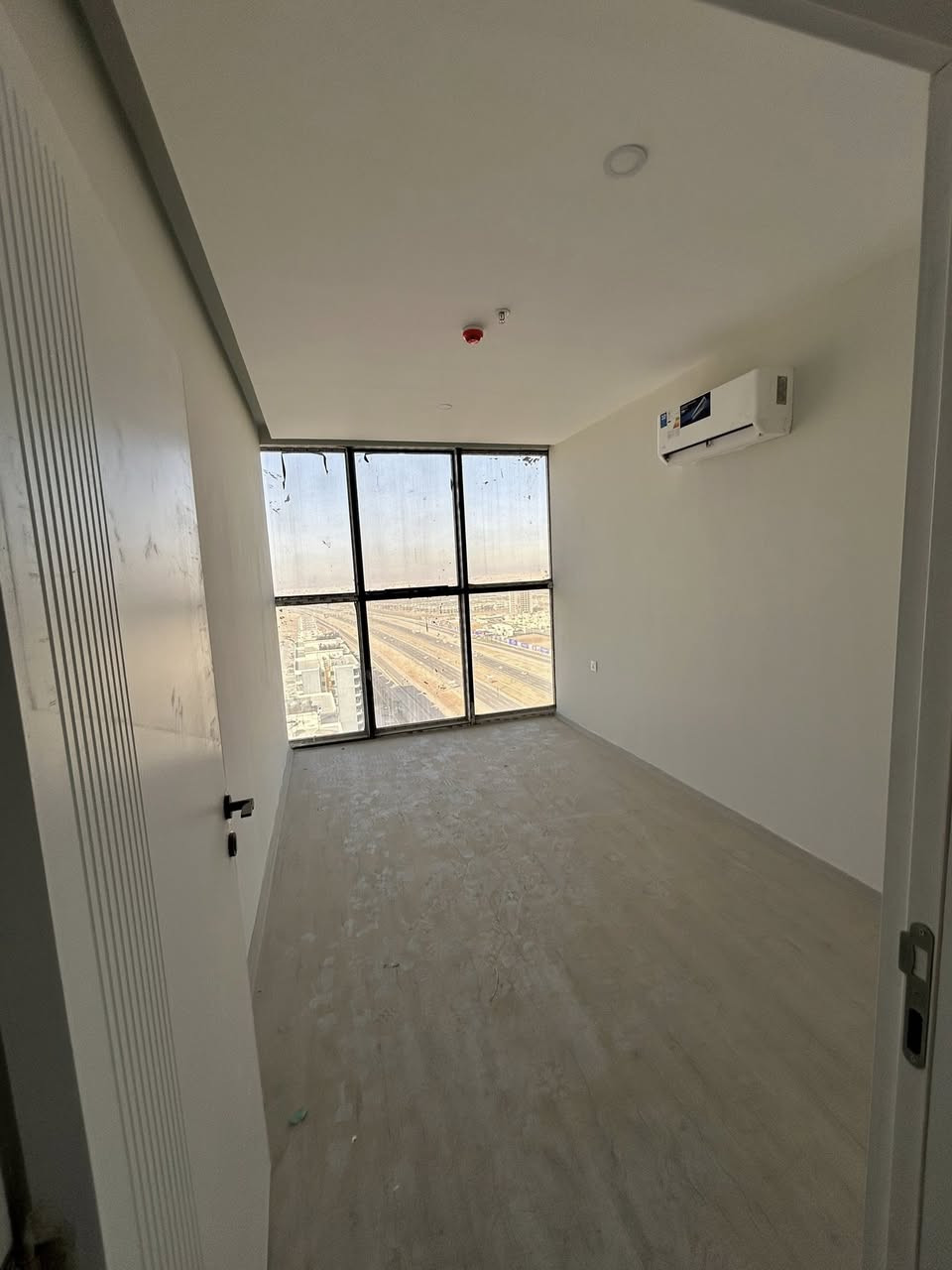 سلام عليكم شقه للايجار 150 متر في مجمع رسن تاور وبسعر اخو البلاش

الشقه: 3 غرف+غرفه سويت
صاله جبيره
مطبخ 
مجهزه بسبالت 
واجه خارجي على ال 150 
حمامات 2
دريسنك روم 
كافة الخدمات متوفره
للتواصل: *********** محمد البياتي
