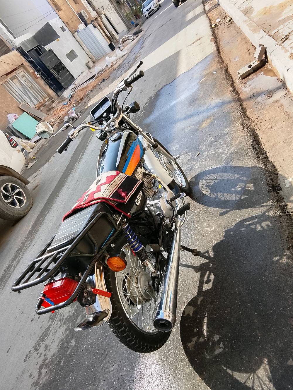 دراجة نارية بحالة ممتازة كما هو موضح في الصور، التصميم أنيق ويناسب الاستخدام اليومي. الدراجة عملية وتحتوي على محرك قوي يوفر الأداء المثالي. كل الأجزاء في حالة جيدة واللون الخارجي لامع وجذاب.