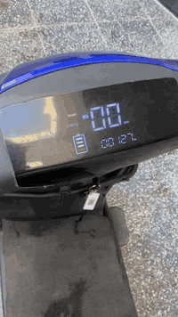 البطاريات: تحتوي على 6 بطاريات نوع (ونلي WINLEE) الأصلية (أداء قوي وثبات عالي).
المسافة: تقطع 40 كم بالشحنة الواحدة بسبب برودة جو من يدفى الجوو توصل اكثر البطاريات سوبر .
السرعة: تصل إلى 90 كم/ساعة مع نظام 4 سرعات (نمر).
الإضافات: درع حماية كامل محيط بالدراجة + إنارة LED قوية جداً + كشن طبي مريح للمسافات الطويلة
سويج 2 وبصمة تشغيل عن بعد  2 وكارت باركود تشغيل 2.
الحالة: استعمال بسيط جداً وبحالة ممتازة.
السعر: [700] (بيعة سريعة لظرف خاص).
المكان: بغداد - [مدينة الصدر ].
للتواصل: [***********].
