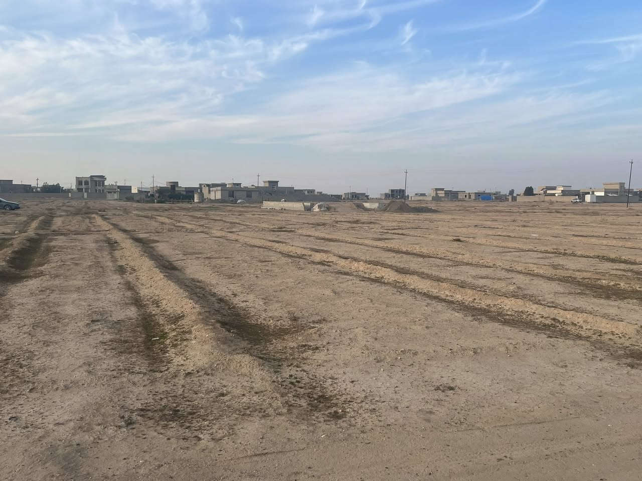 السلام عليكم 

يوجد دونم ارض للبيع خلف جامع الصالحين  ع طريق لواء ٨٨ 

  مقسم ع ثلث شوارع عرض الشارع ٨ متر خدمات كلها متوفره
 
مدارس ابتدائيه ومتوسطه وجامعة النبراس قريبه 

سعر المتر ١٣ وبيه مجال الشراي يتصل ***********
