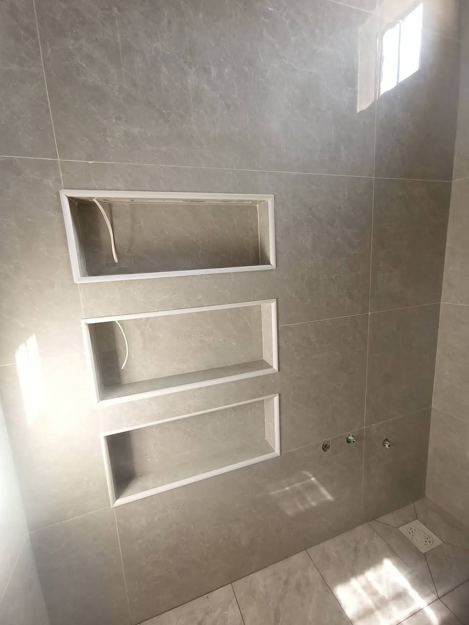 خلفه سيراميك متفرغ شغل درجه اوله استلام مهندس نشتغل كافة اعمال السيراميك والارضيات والواجهات باأحدث الطرق الهندسيه وخبره مذو سنوات طويله   ***********
