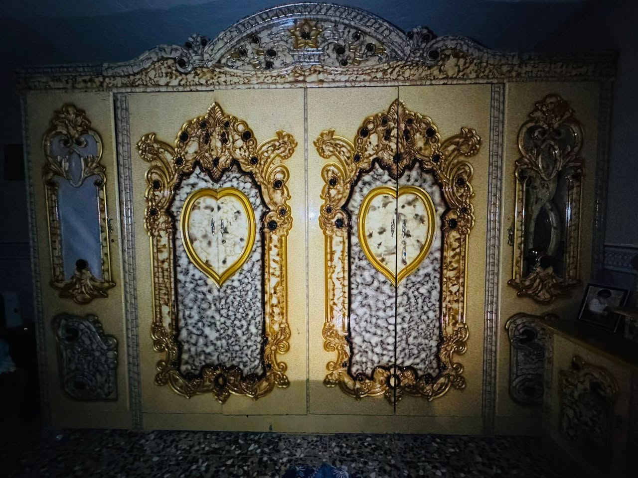 غرفت نوم كاملئ موصفات للبيع مكاني ناصريى مركز
لسعر 900 لتصال ***********
