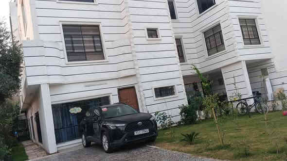 شقق حديثه البناء داخل فله مع ماء و كهرباء  و الانترنيت ٢٤ساعه مع ثلاجه عدد٢ ومطبخ كامل و غرف نوم حديثه و صاله كبيره كاملة  الأثاث  بناء٢٠٢٤
للطالبات و طلاب جامعة البيان و المشرق و الامريكيه سعر السرير 300الف
عدد ٢ في الغرفه الواحده و سعر الغرفه الواحده كامله  500الف
 التواصل مع د ميثم و د حسن
***********
***********
***********
