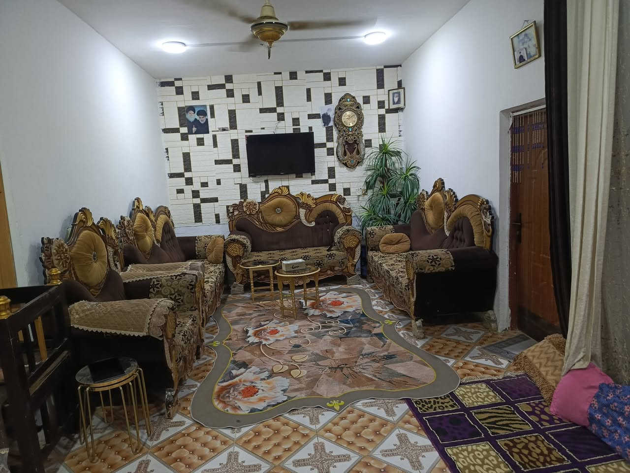 بيت 200متر طابقين خدمات ماي ومجاري وكهرباء وبي وصل طابو يحتوي عله 4غرف 3غرف قياسهن عله 5+4وغرفه 6×4 يحتوي عله  صالتين قياس صاله 9×4)  لبيت كله عكاده لعنوان ناصريه حي سبل قرب سجن لصلاحي )(سعر75وبي مجال )***********

