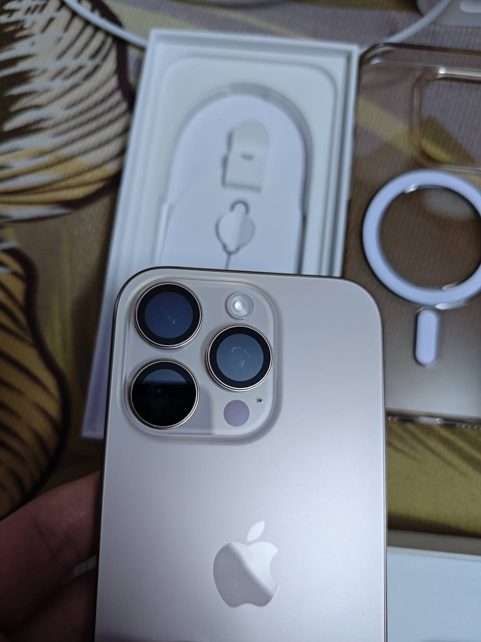 السلام عليكم
للبيع فقط ايفون 16 برو فقط ذاكره 256 بطارية 100 عدد شحنات 122 وقابلة للزياده ويا لاسق شاشه و3 كفر وعدسات حمايه كامرات
ضمان abm تك خط شرق اوسط بعده داخل الضمان 28/2 ينتهي الجهاز مال جناي اخو الجديد  سعر 1200  مايعجبك المنشور اعبره وكأنك ماشفته 
كارتون وكيبل الأصلي كامل ملحقات
*********** واتساب واتصال مكان ديوانيه
