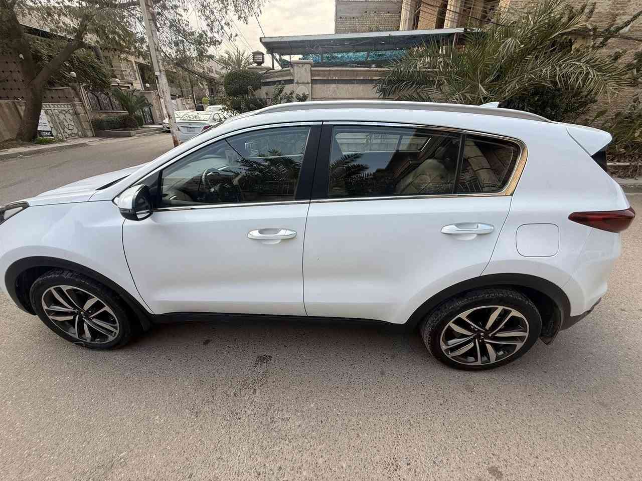 سبورتج خليجي  2020 خليجي  وعلى أيدي  السياره .. السياره كفاله عامة من كلشي.. مابيها قطرة صبغ .. مكفوله بيها ملاحظات جدا بسيطة 
مكينه 2000 دوش.. السياره ماشيه 71 الف كيلو حقيقي.. كير ومكينه وصدر مكفولات كله على وضع الشركه..تخم تايرات جديد قبل اسبوع شادة.. السياره جديده بمعنى الكلمه الرقم الدولي الجديد وهزه جديده.. وباسمي وتحويل مباشر.. شاشه كبيره اصلي واريل نفكيشن وحساسات اماميه وخلفي والداخل جلد ومري شفط وتبريد قطعتين و 5 ويل كب 
فول تحكم ستيرن وكاميرا خلفيه دواره اصليه و 3 انظمه قياده وبيها كثير من المواصفات والسياره جديده وجاهزه وعلى ايدي ومسويلها إدامه كل شهر.. 
السعر 195  وبيها مجال.. 
مكان السياره بغداد الكرخ.. الي يحب يتصل  الرقم الواتساب 
***********
