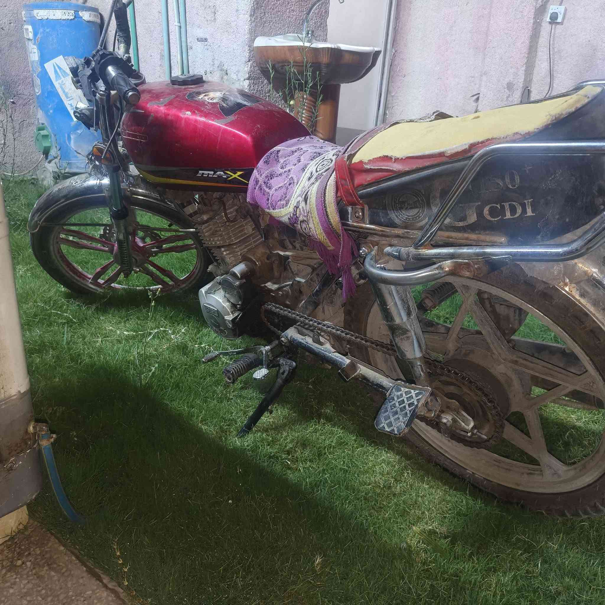 من رخصة الاداره دراجه سيفان مكينه مكفوله موديل ٢١ سعر ٢٠٠ مكان مدينة الصدر ***********
