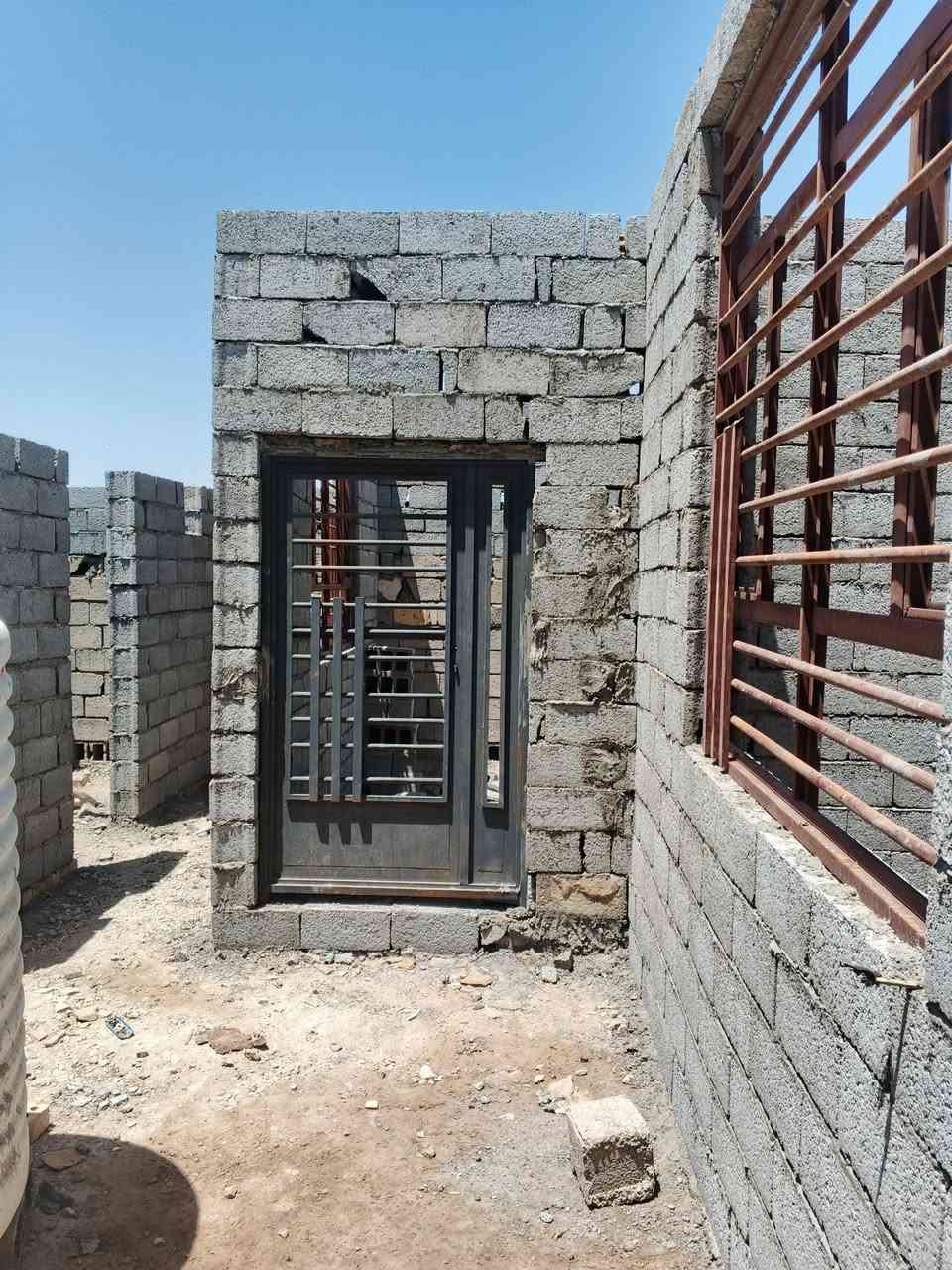 🏠 للبيع بتلو طابوق وصب شريطي بلوعه طابوق وصب
​(دوانم الشمري - بظهر سليم أبو الحديد)
​📏 المساحة: 200 متر مربع.
​📍 الموقع: تبعد 150 متر فقط عن الشارع العام.
​🛣️ الخدمات: تقع على شارع مبلط، مع توفر كافة الخدمات الأساسية.
​🏗️ تفاصيل البناء (هيكل كامل):
​🛏️ غرفتين.4*5وصاله5*10ومطبخ4*5واستقبال5.5*4.5
​☀️ منور للتهوية.180*5
​🧱 سقف (سندويج بنل).غرفتين ومنور
​🔨 أرضية صب بالكامل.غرفتين ومنور +مجاري +ماء
​📞 للتواصل والاستفسار (اتصال):
*********** 📲
