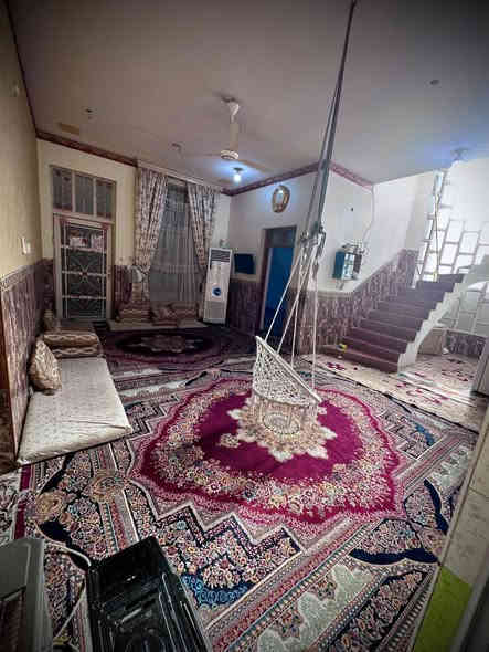 بسم الله الرحمن الرحيم 
السلام عليكم ورحمة الله وبركاته 

توفر لدينا بيت للبيع

البيت طابقين 
مكون من هول وديوانيه وصاله ومطبخ وحمام 
 يتكون من غرف نوم عدد(٤) وصحيات داخليه وخارجيه مع كامل الملحقات موضحه بالصور 
ملاحظه الطابق الثاني غير جاهز مع المواجهه 

المساحه الكليه ٣٠٠ متر
السعر ١٢٥ مليون قابل للتفاوض 

الموقع السجارية قرب جامع بلال الحبشي 

للاستفسار اكثر زياره مكتب العين للعقار او الاتصال على الأرقام التاليه  ***********---***********---***********.
