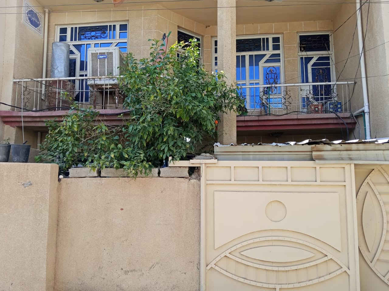 بيت سكني للبيع 
نوع الملك زراعي محول باسمنا 
مساحة 112 م
واجهة 8 م 
نزال 14 م
حديقة خارجية صغيرة 
الطابق الثاني غرفتين (غرفه سويت )وغرفه عاديه مطله ع بلكون ومطبخ  

عنوان بعقوبة السراي بعد مجمع الوثبة السكني ***********
