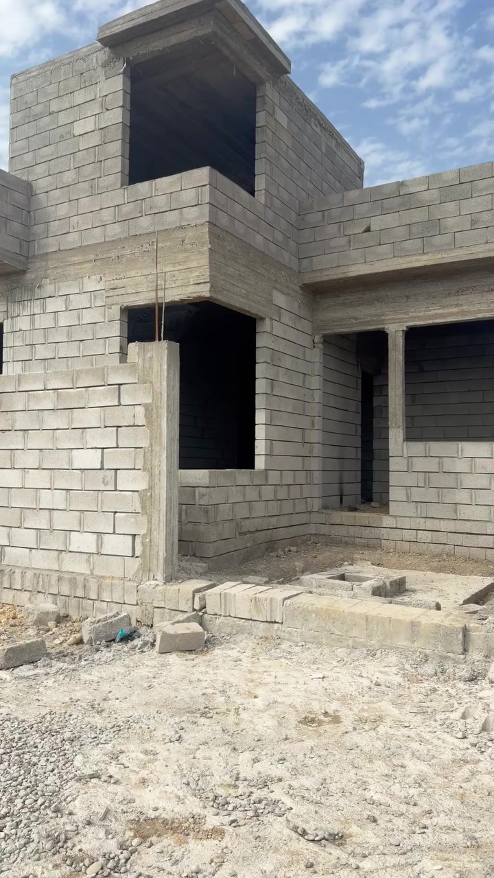 بيت للبيع في القوسيات على شارع السادس بعد 100متر البيت غرفتين نوم هول استغبال مطبخ  المساحه البيت135 متر للستفسار (***********)(***********)
