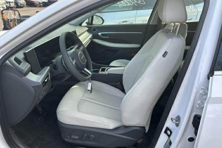 سلام عليكم
سوناتا للبيع
رقم بغداد باسمي
حادث موضح بلمنشور 
بدون ايرباك حادث خلفي
بدون صبغ
ماشيه 17الف مييل
سعر 225 
استفسار اتصال: ‭0771 318 2924‬
