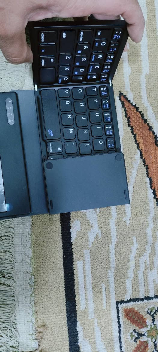 السلام عليكم.
كيبورد+ ماوس لمس بلوتوث+ شحن 
نازك وصغير وقابل للطوي.. سعره 15000 الف مع التوصيل.
يرهم للتلفاز وللحاسبة وللايباد والهاتف ويدعم اي جهاز بي خاصية البلوتوث.
***********

