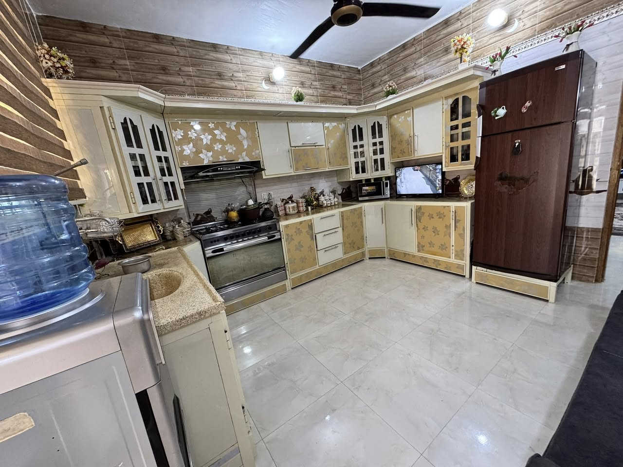 السلام عليكم
دار للبيع 🏠 
مساحه ٢٢٠ متر طابو زراعي 
يحتوي على استقبال مطبخ صاله غرفه نوم صحيات خارجيه وداخليه طرمه وحديقه ومنور 
بيت جديد كلش 
العنوان بغداد المدائن سلمان بأك 
بضهر تقاطع حساني بدايه منطقه محمد الوسمي 
بسعر مناسب 
الاستفسار
***********
