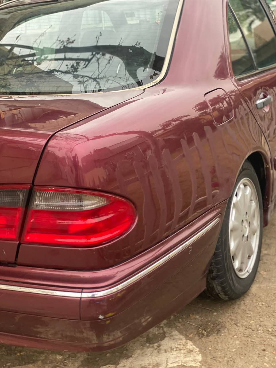 مارسدس ام عيون موديل 96 لون ماروني للبيع بدون مراوس 
كير ومحرك 320 خراطيم مضبوطه وجاهزات بلا نقص تبريد تدفئه كله شغال صدر امامي خلفي. بخاله ممتازه تخم ويل وتاير جدد 
رقم بغداد انكليزي باسمنه سنويه 
مكانها بغداد شيخ عمر او الراشديه 
غير متواجد على الفيس 
السعر 85 ورقه وبيها مجال بسيط 
للاستفسار ‭0777 185 1090‬
