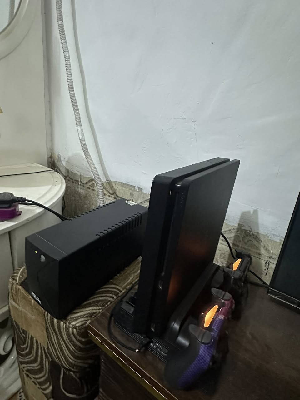 بلي فور نضيف جداً نضام 12  / يتكون من  يوبي اس  + قاعدت شحن  + جوستكات ثنين تجاري و اصلي  تواصل خاص او اتصال ***********
