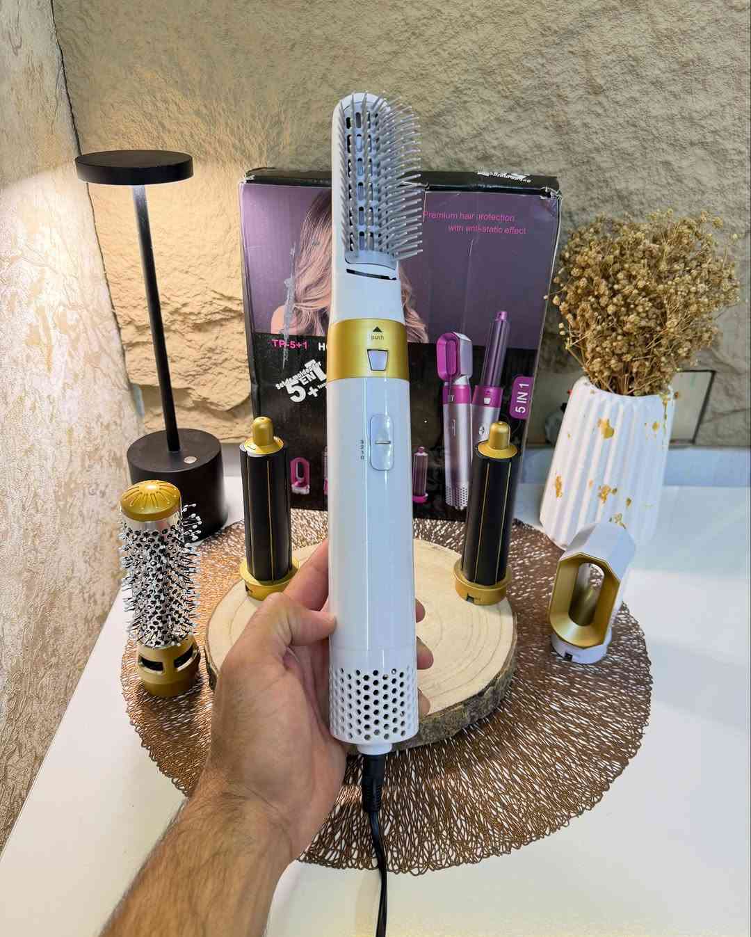 فرشـاة الهـواء الساخن (1x5) للشعر 
فرشـاه هواء تعمل بالطاقه الكهربائيه (1000) واط  مع سلك دوار (360) درجة 
تتضمن خمسة رؤوس متعدده الاستخدام سهلة التبديل
 مشط مستقيم للتجفيف ومشط ناعم واسطوانة تجعيد (30) ملم قطعتين وغيرها 
ثلاث درجات حراره قابله للتعديل مع تصميم مضاد للحرق 
تدفق هواء بالأيونات السالبة للعناية بشعرك أثناء التجفيف ويعتمد مجفف الشعر على عملية طلاء السيراميك لتنعيم الشعر 
جهـاز متعـدد الاستخدام للشعر مجفف ومصفف دون عناء 
جديـد بالباكيت مع كافـه الملحقات 
للتفاصيـل اكثـر داخل آلموقع الرسمي 
السعـر ٢٣ الف 💰 
ملاحظه (عند الشراء فحص المنتج قبل مغادره المندوب بعدها نكون غير مسؤولين)
توصـيل 🚚 بغداد ٥ الاف 
توصـيل 🚚 محافظات ٦ الاف⁩⁩⁩


**إذا كنت صاحب هذا الإعلان وتريد حذفه لأي سبب، رجاءا أرسل رسالة إلى الدعم الفني**