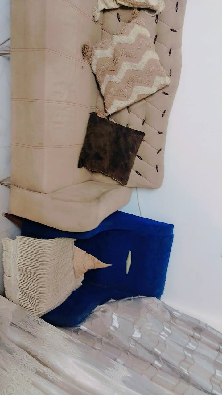 قنفات مستعمله 10 مقاعد سعر 300 العنوان العبيدي رقم ***********
