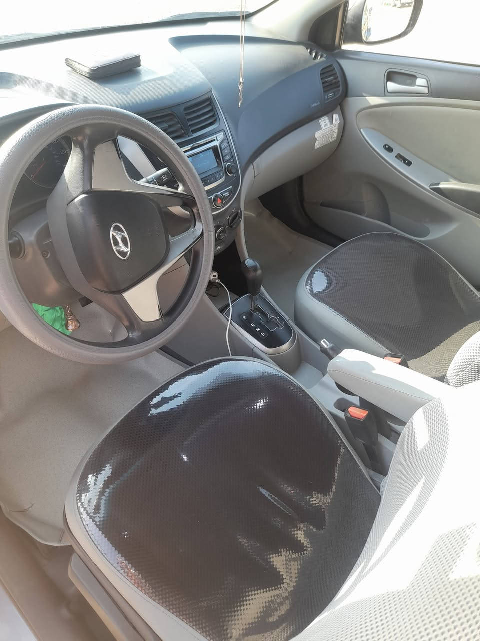 اكسنت موديل 16
مكينه 1600
امريكي حادثها ليبل واحد
 البنيد مبدال ودعاميه
وبيها رش كلير بصفحت 
الصدر لمعه وشخوط بسمي مكاني بابل 
***********
 سعرها 90
