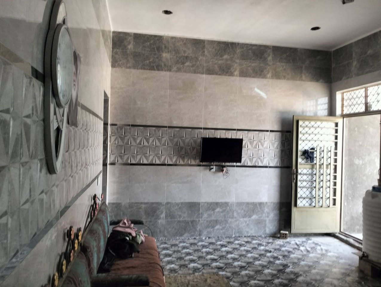 سلام عليكم بيت ركن ع ثلاث شوارع للبيع مساحة 275 سند 35 غرفتين نوم كراج يتسع سيارتين موقع بغداد جسر ديالئ القديم قرب سيطرة العريفية او قرب ملاعب  العيساوين يبعد عن طريق كوت او جرف نداف 5 دقايق ماء خطين تبليط كهرباء مجاي انترنيت سحب 
استقبل8×6
صالة9×4
مطبخ6×4
غرفة5×4
غرفة 5×6
حمامات داخلي وخارجي +ترك+ منور+حديقة خارجية
ملاحظه البيت يحتاج ارضية ول صاله و غرفتين مخمر فقط السعر 160 للجادين فقط الاتصال ***********
