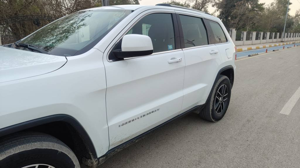 جيب لاريدو 2014 
كلين فقط بيها كم مكان بارد 
السونار مرفق ويا الصور 
ماشية 139 ميل 
كير ومحرك نظيف 
سنوية للـ2031 
السيارة مو فور ويل يعني تك 
للتواصل *********** كركوك, العراق
