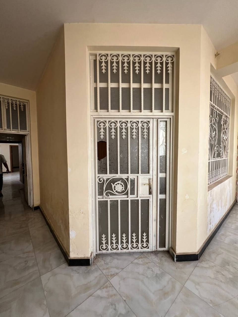 شقه سكنيه طابق حي الفرات عل شارع مباشر غرفتين وصاله ومطبخ وصحيات مساحه ١٥٠ متر سعر الايجار ٣٥٠ للاستفسار *********** او مراجعه مكتب الماس
