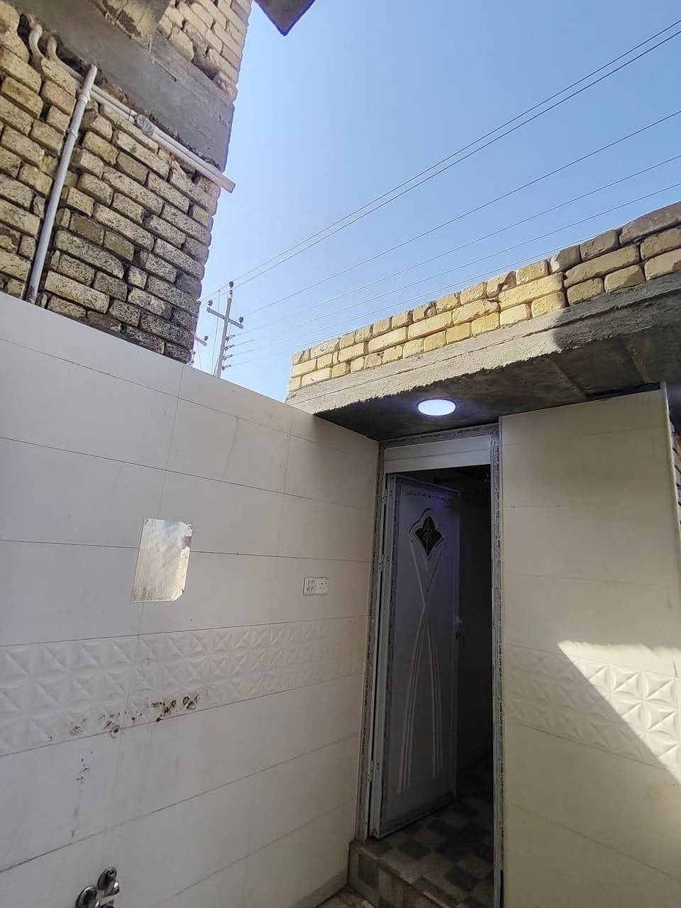 دار للبيع المساحه 200متر طابق ونص بناء حديث عنوان قطاع 30 الاستفسار ***********
