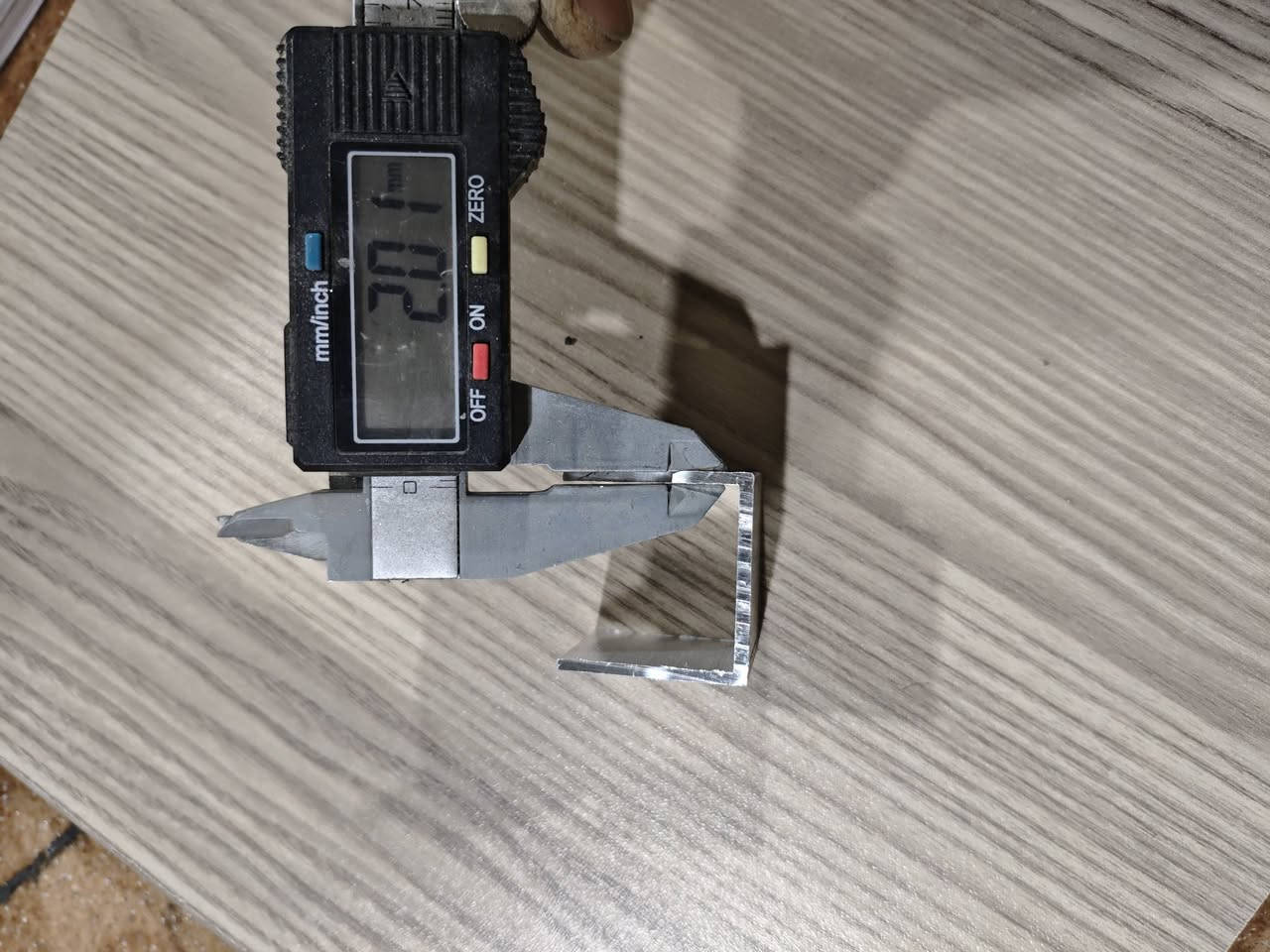 السلام عليكم ورحمة الله وبركاتة.... لقمه تي مفصلي مسح كص ميكانيكي وليس يدوي سعر ال 250 قطعه ب 23 الف للتواصل... ***********
