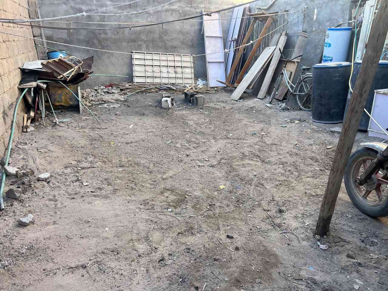 سلام عليكم ورحمه الله وبركاته دار للبيع في ابي الخصيب العوجة طابو صرف تحويل بسم المشتري البيت يحتوي على ثلاثة غرف نوم وصاله ومطبخ وحمام داخل وخارج وديوان وكراج سياره البيت  ركن    المساحه الكليه 370 متر البيت غريب لسايدين مال العوجة السعر 100بي مجال الاستفسار اتصال على الرقم ***********
