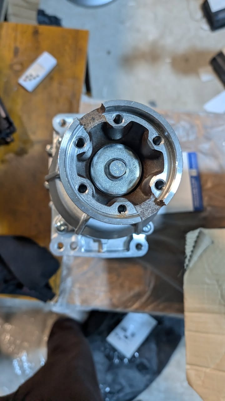 دفرنشل خلفي فورد أصلي (Explorer - Edge - Flex) - نظيف ومكفول
السلام عليكم شباب،
متوفر دفرنشل خلفي (اكسل/بطيخة) أصلي، يرهَم على سيارات فورد التالية:
 * فورد اكسبلورر (Explorer): موديلات من 2013 إلى 2019
 * فورد إيدج (Edge): موديلات من 2013 إلى 2019
 * فورد فليكس (Flex): موديلات من 2013 إلى 2019
المواصفات:
✅ يرهَم على محركات 3.5L.
✅ نظام دفع رباعي (AWD / 4WD).
✅ رقم القطعة: CV6W-4B025-DF (تطابق 100%).


**إذا كنت صاحب هذا الإعلان وتريد حذفه لأي سبب، رجاءا أرسل رسالة إلى الدعم الفني**