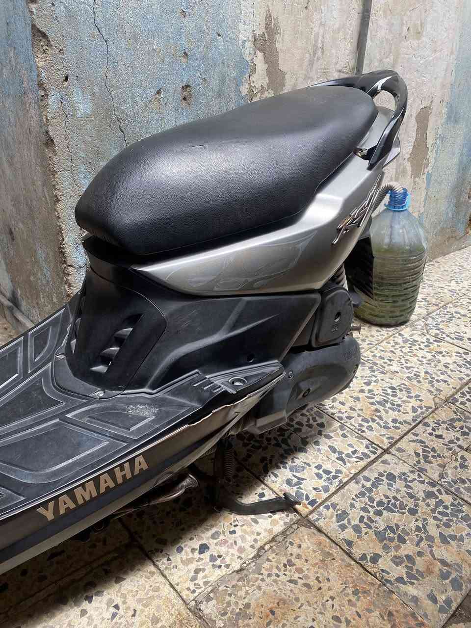 سلام عليكم 
ماكس مضلع نوزل خطين موديل 2009 دراجه جديده مال حاويه نضيفه كلش 
مكفوله كفاله عامه 
مكينه ما مفتوحه شرط بلاد خرسه 
كفرات ختم واحد وي المكينه 
عداد إلكتروني دراجه ماشيه 7 الالاف 
كلشي شغال كهربائيات اشاير لايتات 
دراجه نگره سلف شلعه ومعدل حلو 
ما بيها اي نقص 
شرط برغي ما مفتوح بيها تجي وتشوف بعينك دراجه بحاله الوكاله 
للبيع فقط سعر 900 وبيها مجال للشراي 
مكاني البصره تقاطع الگزيزه 
رقم ***********

