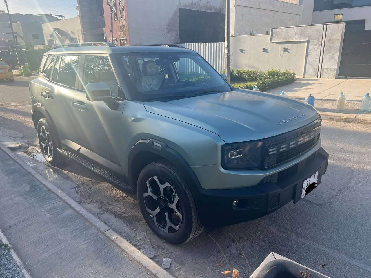 Jetour t1 i-DM 2026
جيتور t1 موديل 2026 هايبرد ( اخت الزيرو)

لونها زيتوني مات طافي (هذا اللون سعرة اغلى ب مليون من بقية الالوان ) 

!! ماشية 500 كم فقط!! 
!! مرقمة رقم جديد بغداد !!
!! سعر 42 مليون دينار عراقي !!

!!نظيفة تماماً ما بيها ولا شخطة!!
شوفها بالصور بعدها بالغلاف
للتواصل ***********
عنوان بغداد يرموك

مميزاتها :
✨ سقف بانوراما كامل ✨
✨ نظام هايبرد يجمع بين البانزين و الكهرباء
✨ إنارة داخلية Ambient Lighting(تكدرون تشوفوها بالصور)
✨ ٩ كامرات و حساسات (رؤية540°) تنطي صورة 3D للسيارة
✨ نظام تحذير من الاصطدام و فرامل طوارئ أوتوماتيكية
✨ نظام المحافظة على المسار
✨ نقطة عمياء (Blind Spot)
✨ مساعد ركن ذكي (Auto Parking)
✨ عدة Airbags

✨ شاشة كبيرة ذكية 15 inch تحتوي على:
نظام تشغيل ذكي (Smart System)
ربط موبايل (Apple CarPlay + Android Auto)
ذكاء اصطناعي + أوامر صوتية تتحكمين بالسيارة بالصوت (مكيف، موسيقى، نوافذ…)

✨ مميزات قيادة:
وضعيات قيادة متعددة (Eco / Sport / Normal)
مناسبة للطرق الوعرة والمرتفعة
توفير عالي بالوقود (هايبرد)

!!ضمان عشر سنوات من الشركة!!

🌛و تجي وياها نسختين بصمة لون ابيض و اسود🌜
