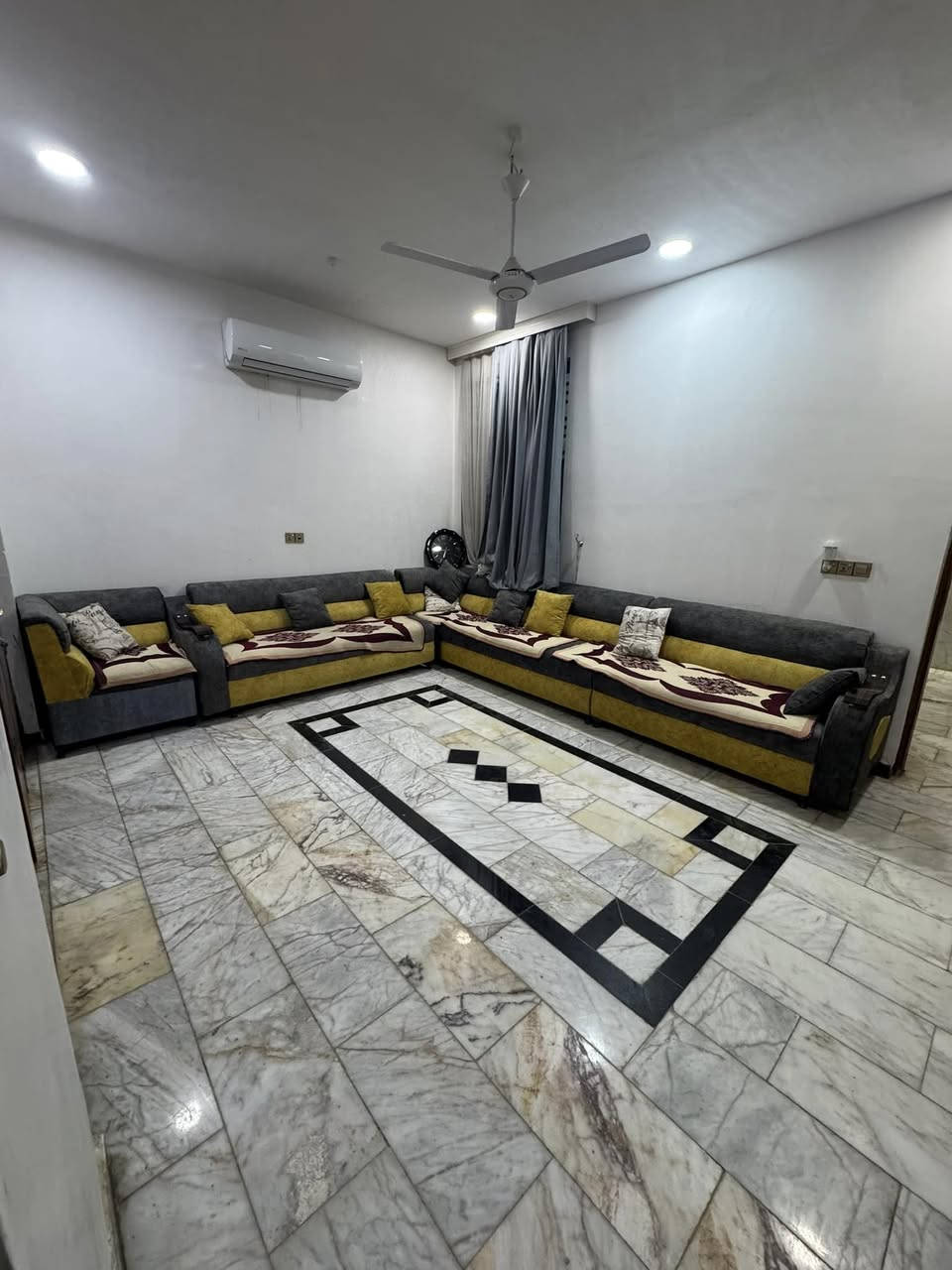 دار للايجار حديث مؤثث ✌🏻

الموقع / حي الصحة مقابيل مارينا  🏚️

المساحة /200

التفاصيل / 

الطابق الارضي / غرفتين  نوم ومطبخ وصحيات عدد ٢صالة هول طارمه ✌️

للاستفسار اكثر/
اتصال او واتساب 

***********
شركة المدهش للعقارات والمقاولات
