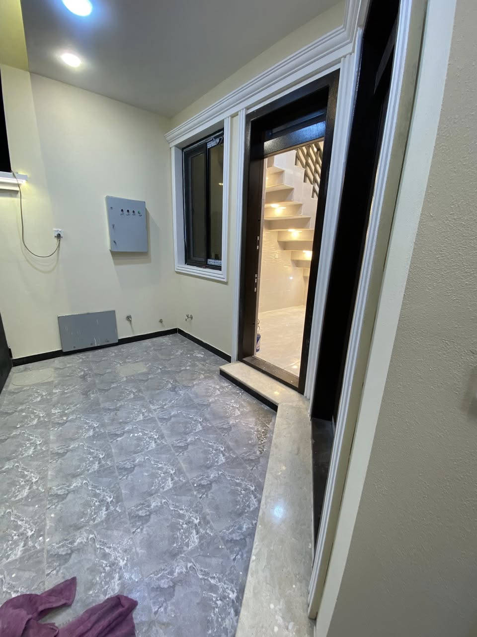 للبيع دار بناء جديد طابقين ركن
المساحة 70 متر واقع حال
 بالسند 50 متر
الواجهة 7 م النزال 10 م
الدار تحتوي على مدخلين استقبال ومطبخ 
وثلاث غرف نوم وصحيات خارجيه وداخليه
بناء جديد غير مسكون جاهز للسكن 
الدار بناء شخصي، مصروف عليه صرف قوي من الأساس، مستخدمين مواد ونوعية عالية، شغل مرتب ومتعوب عليه
العنوان حي الصديق ابي غريب رقم العقار 1954
 مكتب ابو الخير للعقار
*********** 
***********
***********
