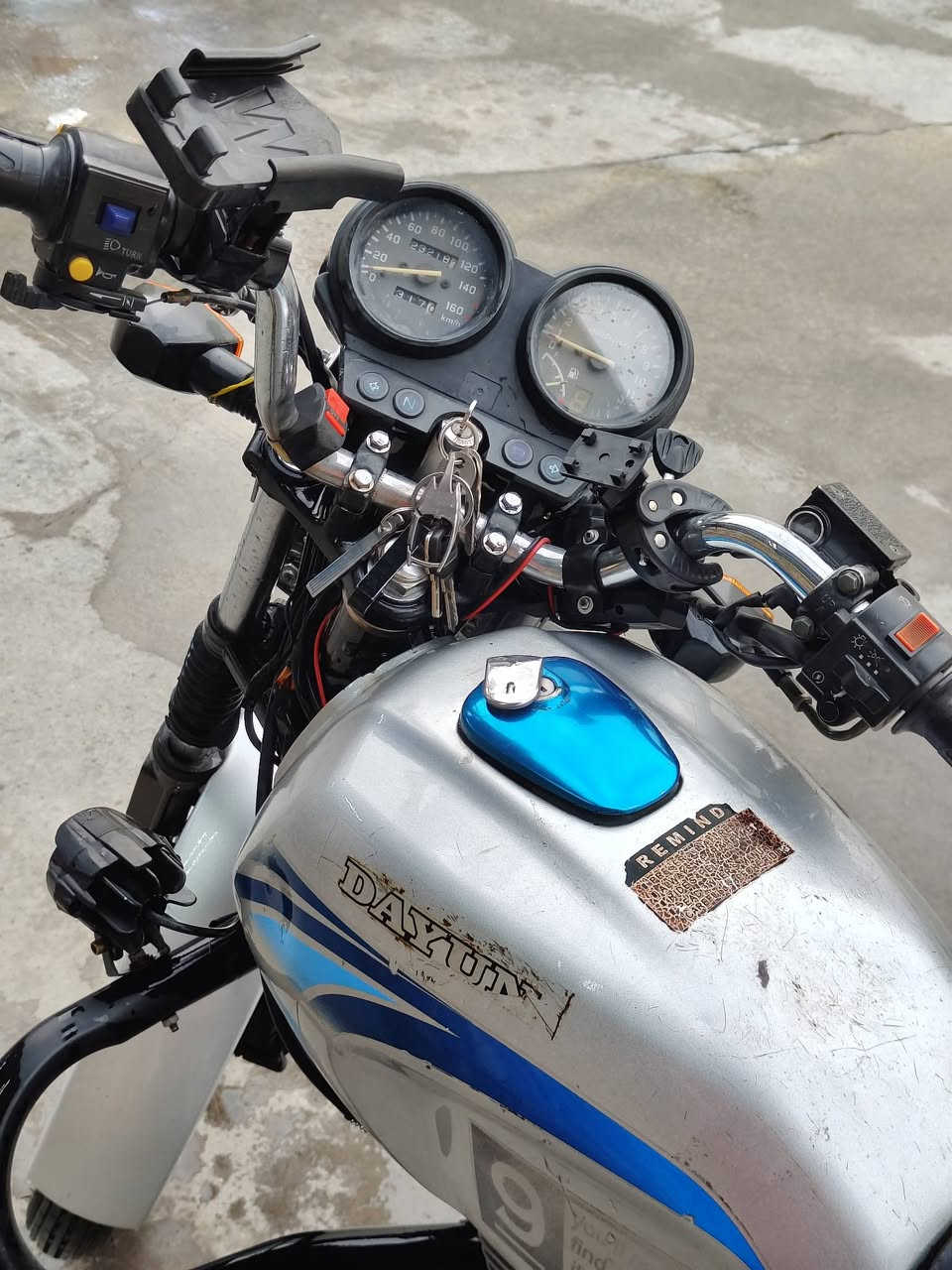 سلام عليكم
دراجة دايون 2019 رقم وسنوية كربلاء بأسمي

دراجة نظيفة وجاهزة للبيع 
زوج تايرات جدد
كلجات جدد
محرك مجفت ونظيف 
والصور توضح كلشي

سعرها مليون و75 الف وبيها مجال بسيط جماعة ال950 ما ابيع 
مكاني حي التحدي بس العصر موجود

***********
