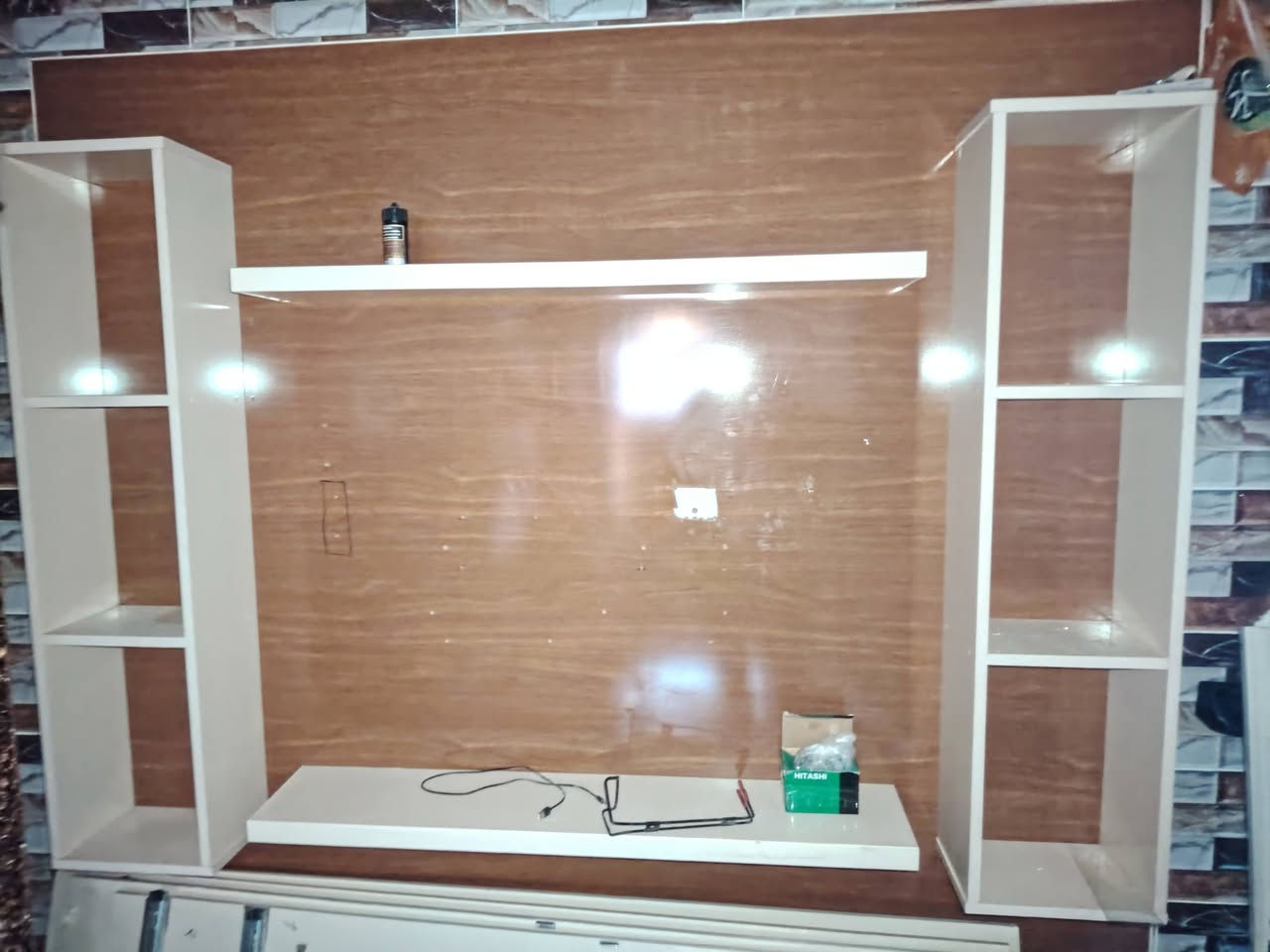 سلام عليكم عندي هاي ميز بلازما مال حائط لبيع رقم***********
