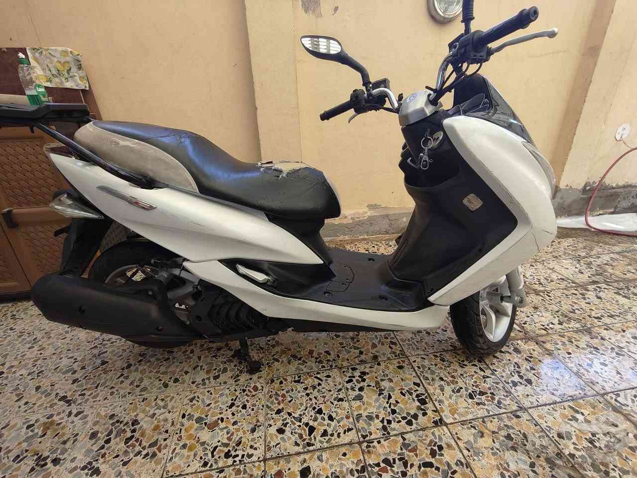 السلام عليكم و رحمة الله
ماجستا اس لون ابيض محرك 155cc 

الدراجة نظيفة من ناحية المحرك و مريحة جداً بالمشي 

كفراتها بلادية بيها شخوط و ملاحظات بسيطة 

الدراجة استعمال يومي لا شغل ولا دلفري 

 قبغاتها نفخ 
السعر المطلوب مليون و 350
للاستفسار الاتصال عالرقم ***********
